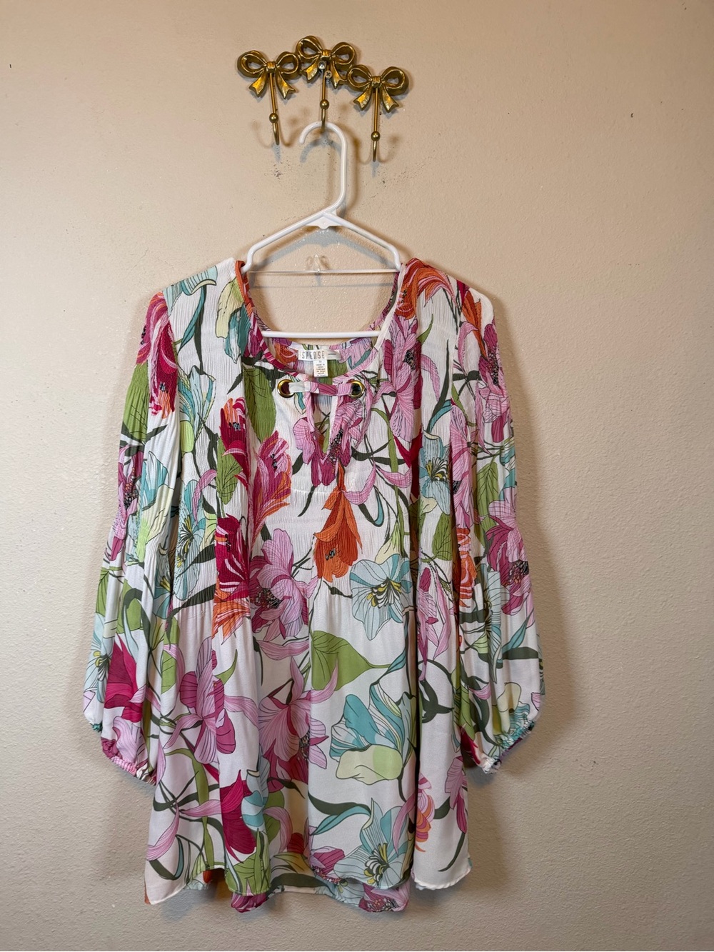 Spense Floral V-Neck Grommet Detail Peasant Blouse in White, Pink, Green. Size3X